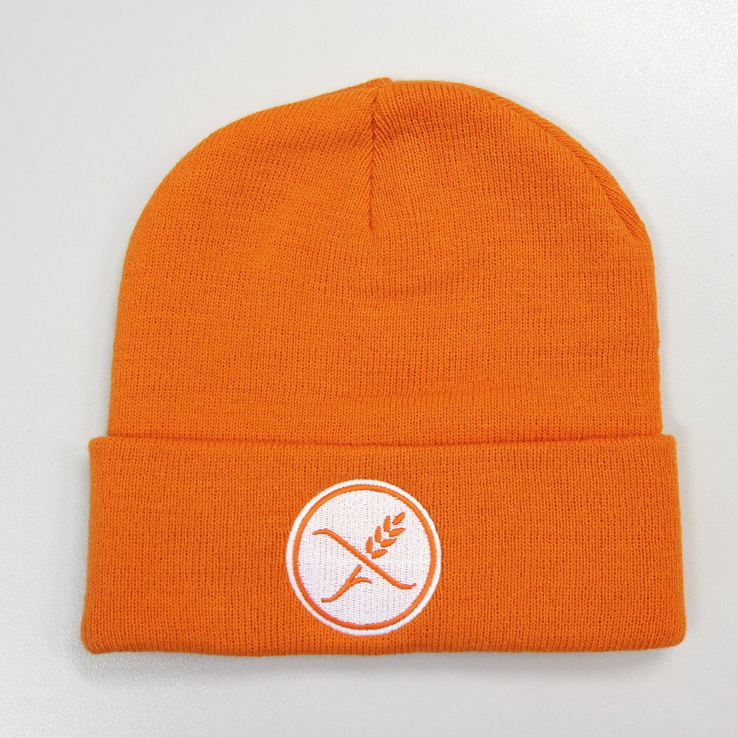 Orangefarbene Strickmütze