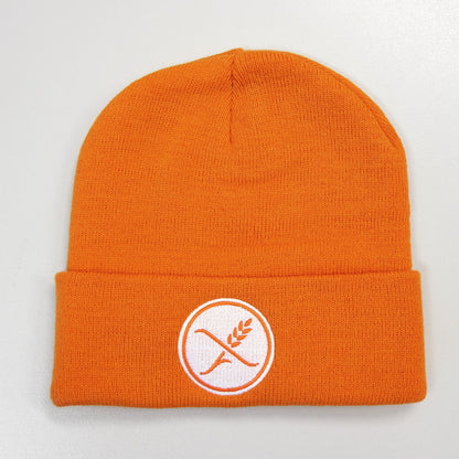 Orangefarbene Strickmütze