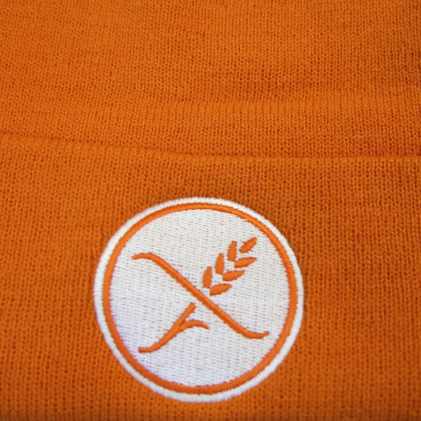 Orangefarbene Strickmütze