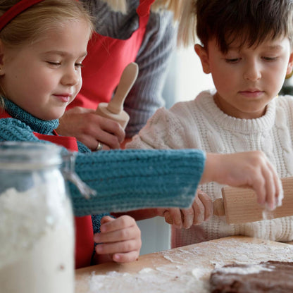 Kinder eim Weihnachtsplätzchen Backen