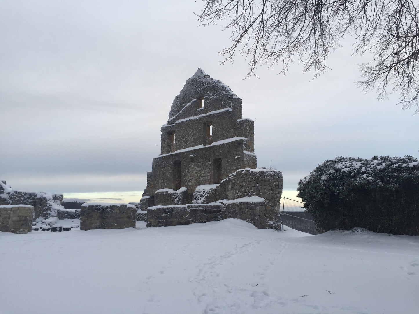 Ruine über Bad Urach im Winter