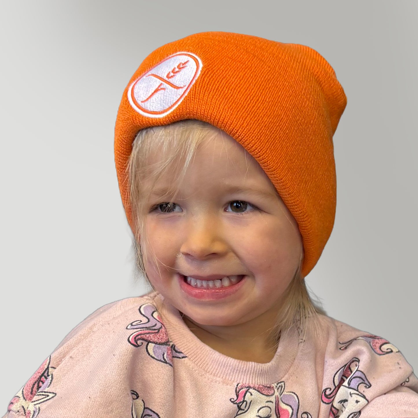 Orangefarbene Strickmütze