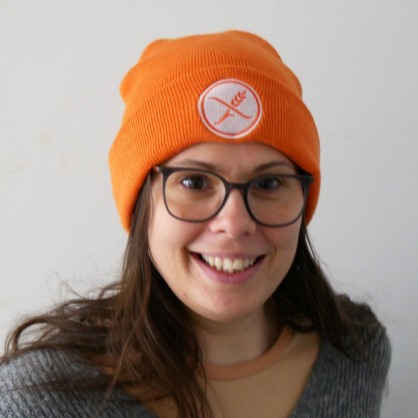 Orangefarbene Strickmütze