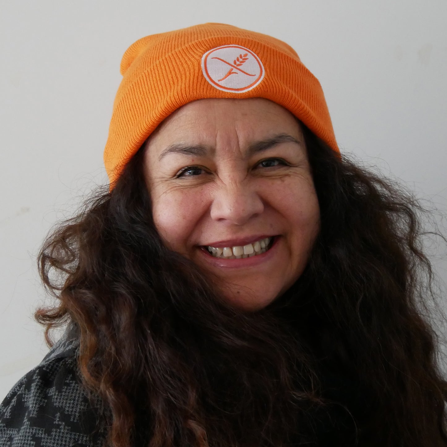 Orangefarbene Strickmütze