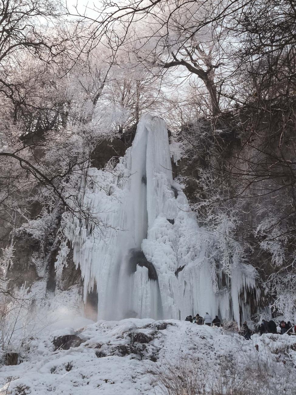 Uracher Wasserfall im Winter mit vereistem Wasser